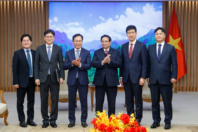 Prime Minister Pham Minh Chinh (third to right) meets General Director of Samsung Viet Nam Choi Joo Ho and his successor Na Ki Hong, Ha Noi, February 12, 2025 - Photo: VGP