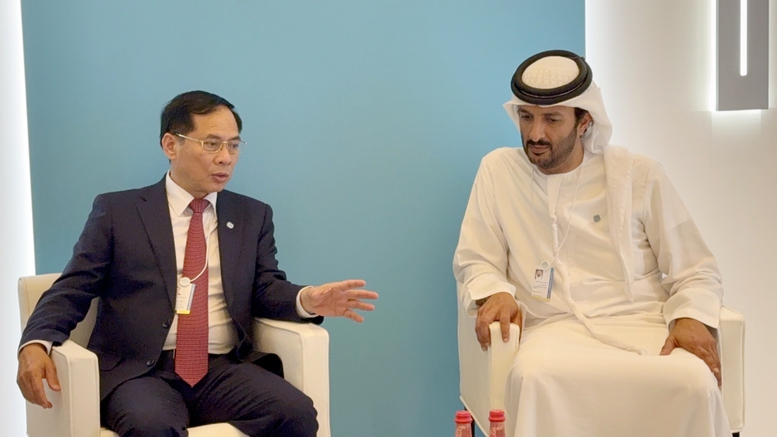 Deputy Prime Minister Bui Thanh Son (L) and Minister of Economy of the United Arab Emirates (UAE) Abdulla Bin Touq Al Marri (R), Dubai, February 11, 2025 - Photo: VGP/Hai Minh